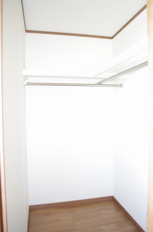 Receipt.  [Model house: master bedroom closet]  Walk-in closet in the master bedroom! Suitcase from a couple of clothing, You can store plenty to golf bag!  Room (August 2013) Shooting