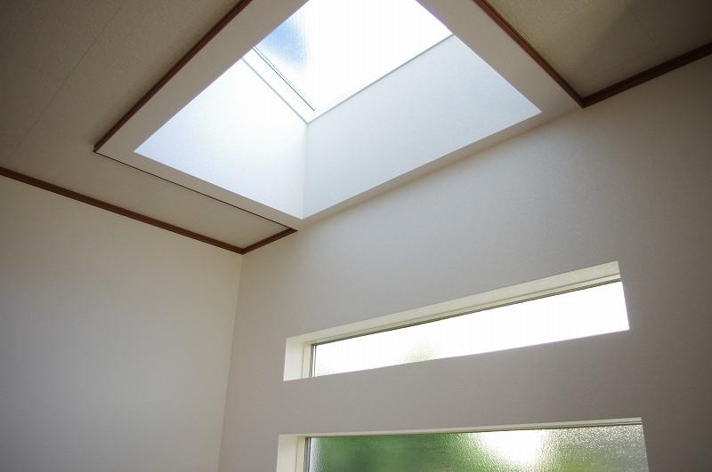 Living.  [Model House: Living]  Living is the skylight. The room is bright impression thanks to this window bathed in plenty of light!   Room (August 2013) Shooting