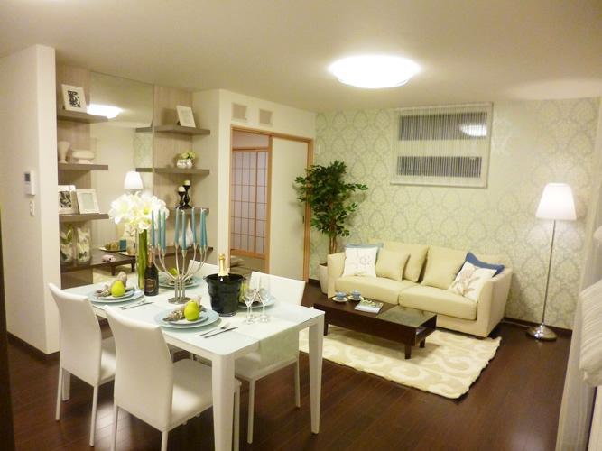 Model house photo. Spacious living room to become a rich family of communication. ( ※ Premium Comfort Higashihagoromo Part I local model house / 2012. November shooting)
