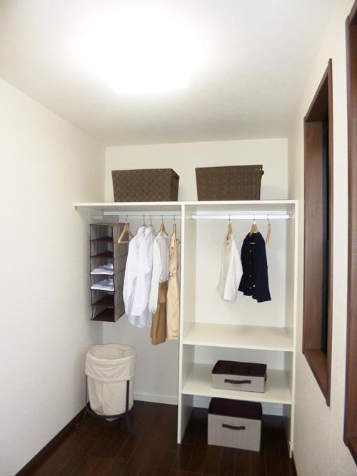 Receipt. Second floor provides a lot of storage, including the large walk-in closet is in. ( ※ Local model house / 2012. November shooting)