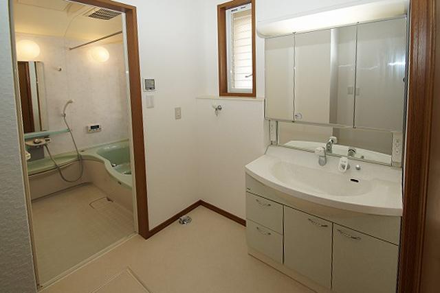 Wash basin, toilet. cross ・ Floor CF re-covered settled