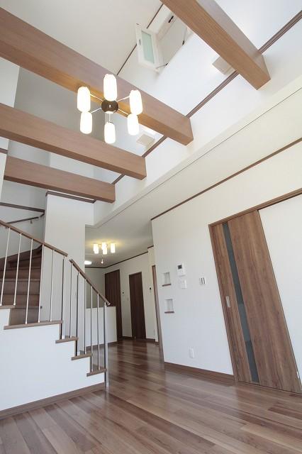 Living.  [Model house (No. 1 point)]  A vaulted ceiling living room also felt widely There is a feeling of opening the room!  (July 2013) Shooting