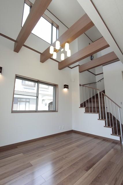 Living.  [Model house (No. 1 point)]  There are large windows in stairwell, Also contains a lot of light! Families gather living looks bright it is good!  (July 2013) Shooting