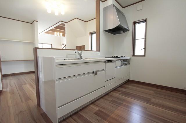 Kitchen.  [Model house (No. 1 point)]  Kitchen was a white keynote There are very clean! Dining from the kitchen, I mom does not break the family and co-New application overlooks the living.  (July 2013) Shooting