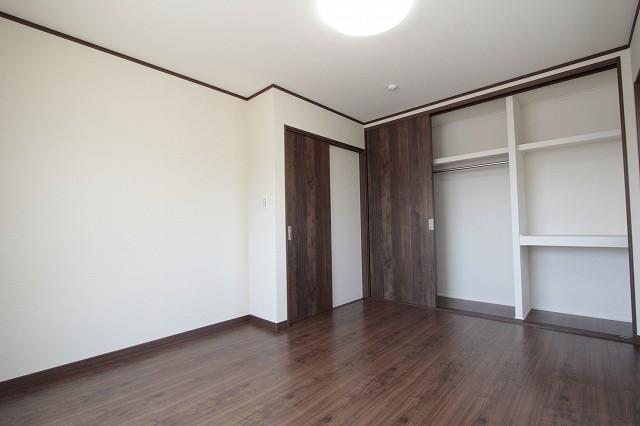 Non-living room.  [Model house (No. 1 point)]  Is on the second floor of the master bedroom there is a storage of large capacity! Husband and wife two people of the clothes from off-season clothing ・ Futon, You can store plenty to suitcase.  (July 2013) Shooting