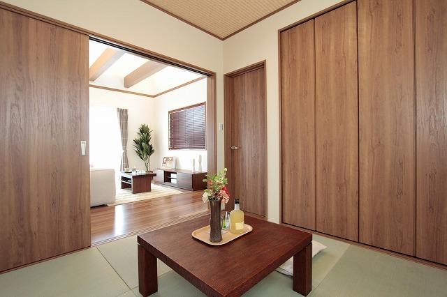 Other.  [Our construction cases] Japanese-style room next to the living room. Also it has set up a door that can go in the front door.