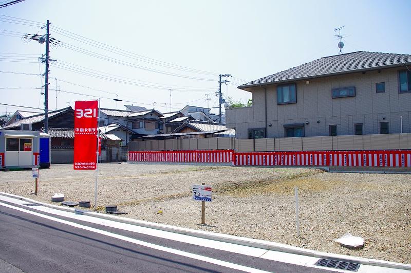 Local land photo. Nankai Main Line "Takaishi" station 7-minute walk! Secured more than 32 square meters of the site area clear to both all 4 compartment!