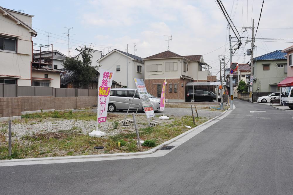 Local photos, including front road.  [Last 1 compartment] Site area 100m2 than. Parking spaces also ensure two. It is also useful at the time of visitors. (Shooting on site)