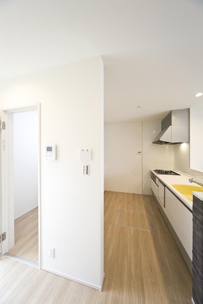 Kitchen. Pandori etc. stock up on food and tableware dispose of the beautiful ensure the breadth of about 1.5 tatami. This if the kitchen around at any time cleaner (model house)