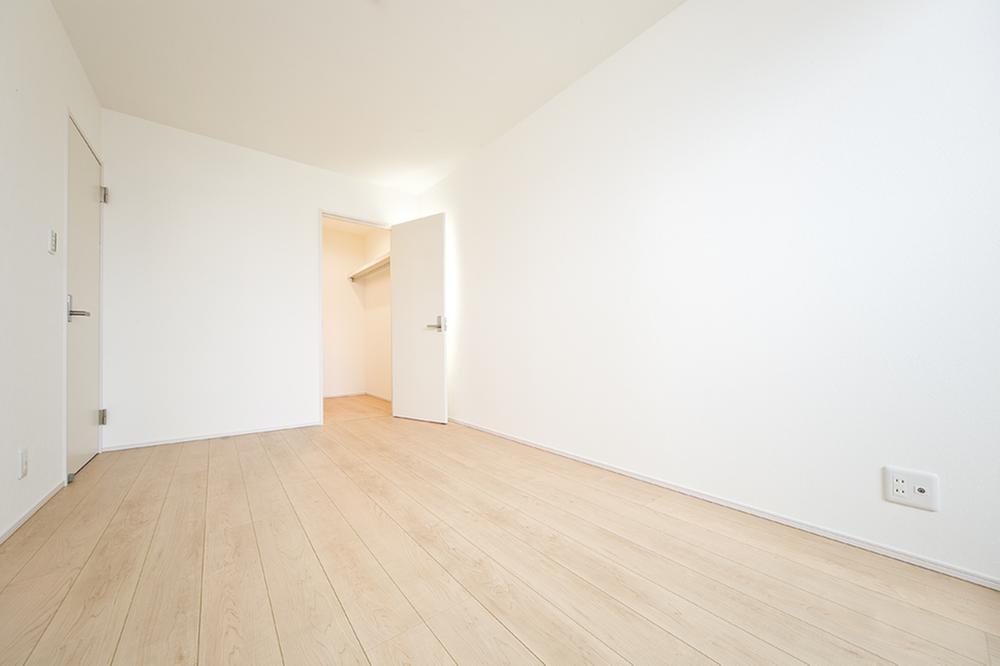 Non-living room. From clothing to small parts, Walk-in closet that can store plenty (model house)