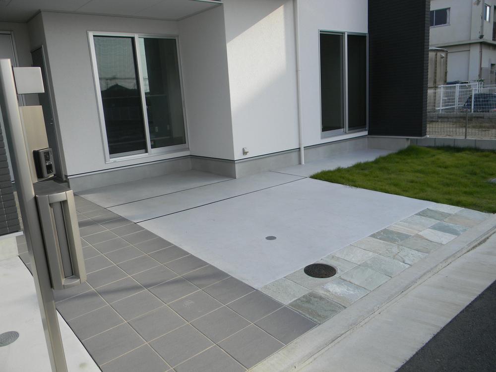 Local photos, including front road. Spacious parking space take because all houses 30 square meters more than. You can play freely also front road 5.7m and children.