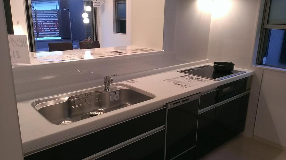 Kitchen. Face-to-face kitchen that the holiday can be realized to enjoy the family dishes with everyone. Hakadori also flow line is also comfortable and housework to the wash room.
