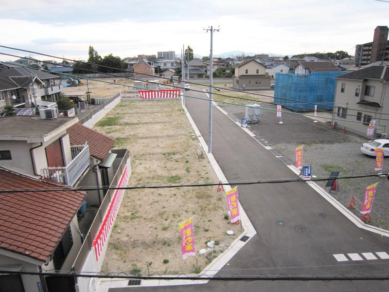 Local photos, including front road. Photographed by the local (2013 November)