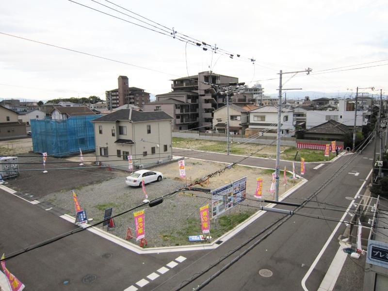 Local photos, including front road. Photographed by the local (2013 November)