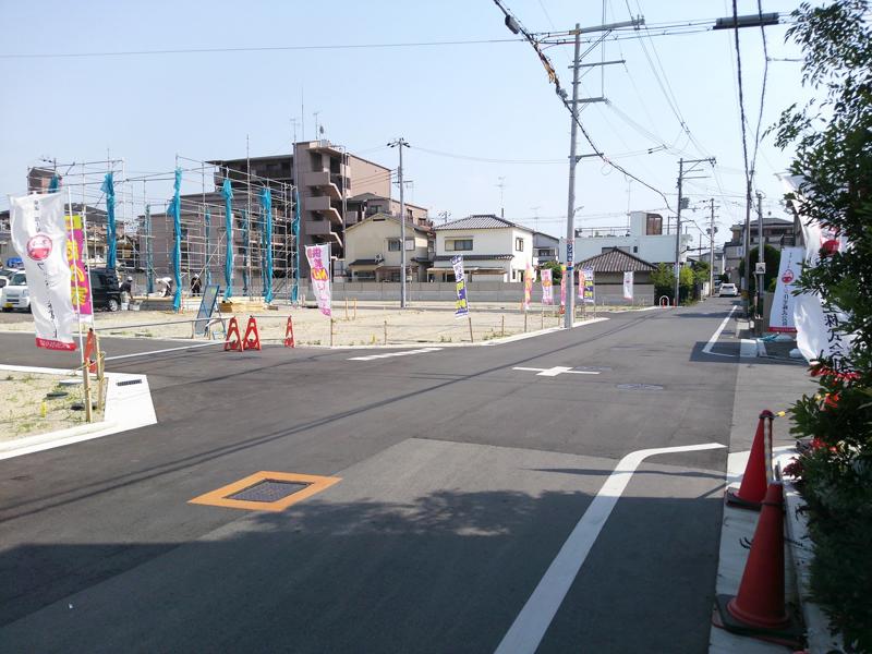 Local photos, including front road. Photographed by the local (2013 November)