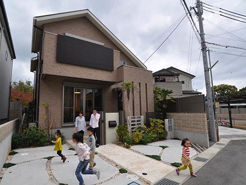 Model house photo. Welcome you in a spacious space of the front of the entrance.