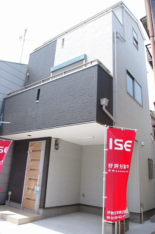 Local appearance photo. Nankai Main Line "Hagoromo" Station 3-minute walk! Good location of a 1-minute walk from the supermarket! ! Is the convenience of shopping facilities enhance the near near the station. Local (May 2013) Shooting