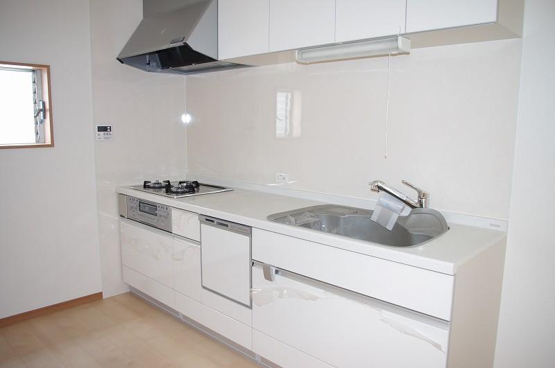 Kitchen. It is clean full kitchen in which the white tones! Also widely consumer electronics space of the kitchen behind ・ Also it can be placed in the room something shelf tableware and the like can be achieved. Room (May 2013) Shooting