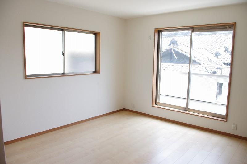 Living. Living is very bright, facing the balcony! Ventilation is also excellent in terms of plenty of entering light because the dihedral daylighting! Room (May 2013) Shooting