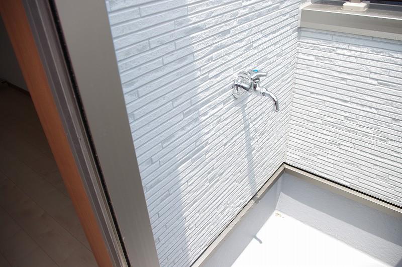 Balcony. With water supply is on the balcony! I convenient If this is! Or as it is Jose to veranda to wash shoes! Local (May 2013) Shooting