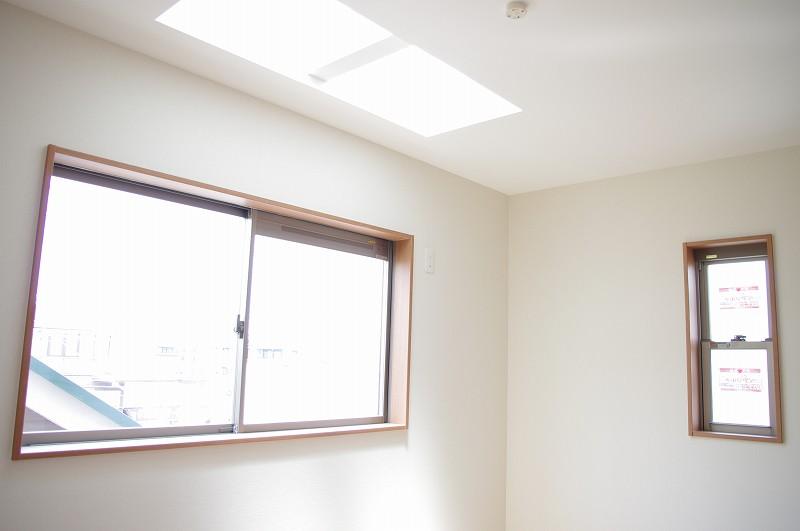 Non-living room. With skylight on the third floor of the living room! During the day it is not needed very bright electric. Window Many breathability is perfect! Room (May 2013) Shooting