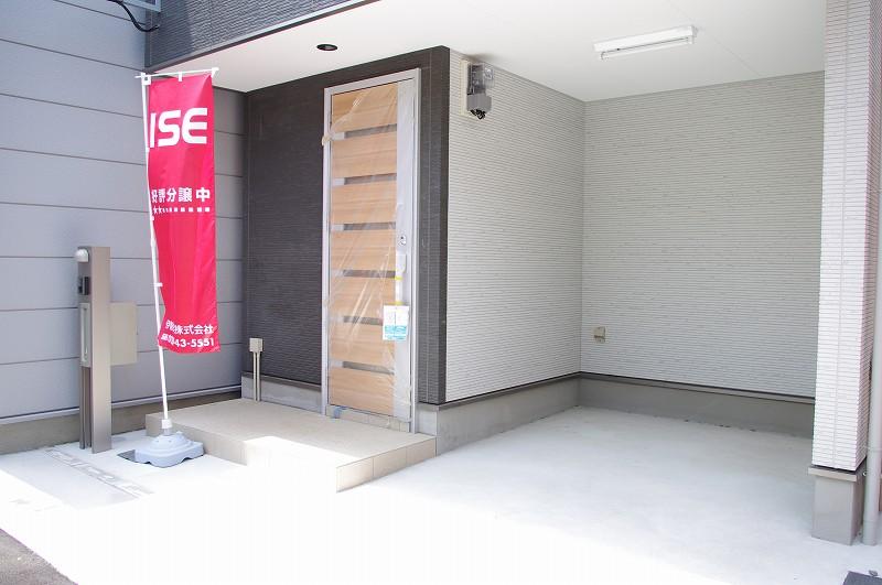 Parking lot. Entrance next to the parking lot. Since the engravings expressions put parked without getting wet bicycle! Local (May 2013) Shooting