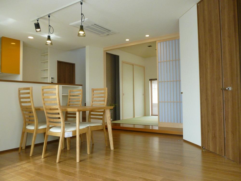 Model house photo. Neighborhood model house tour Allowed