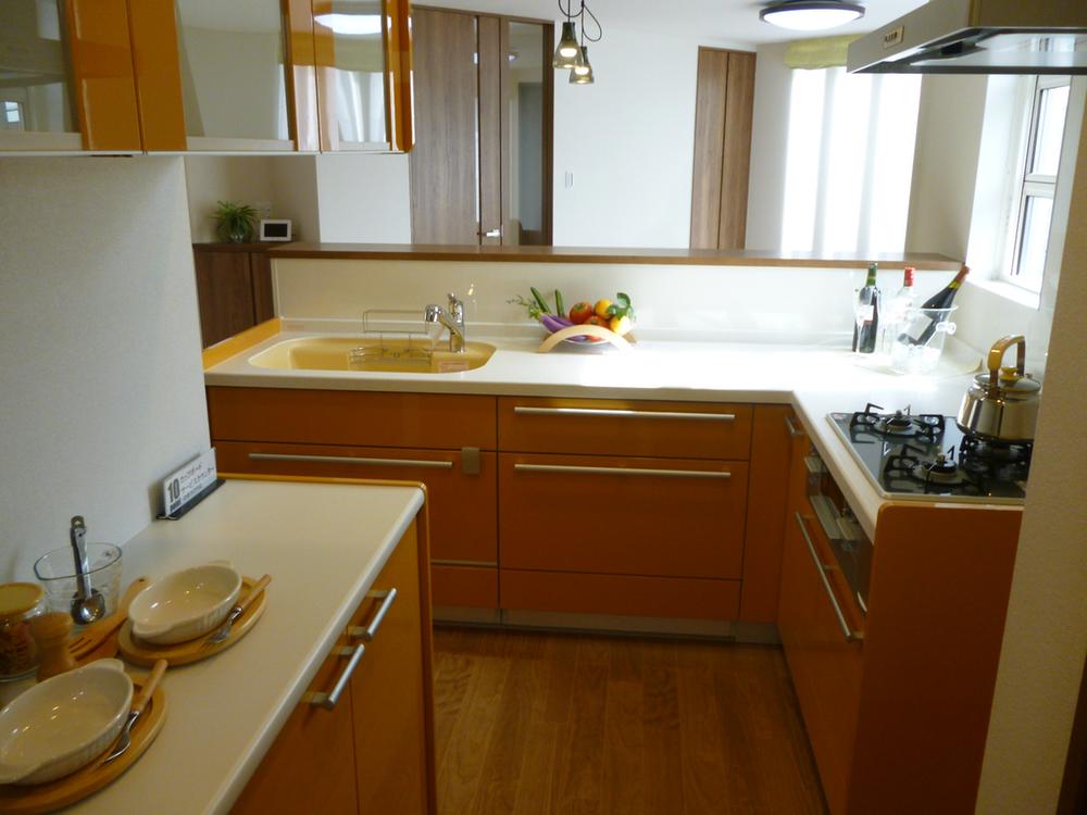 Model house photo. Neighborhood model house tour Allowed