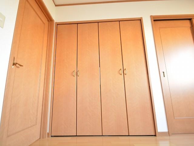 Non-living room. Takatsuki Kamihamuro 3-chome, Western-style walk-in closet