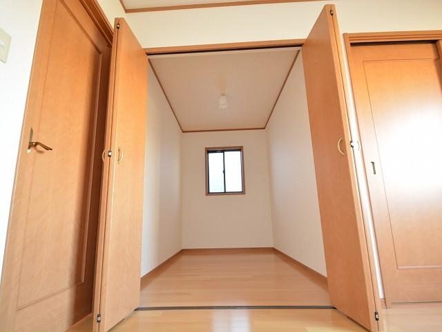 Non-living room. Takatsuki Kamihamuro 3-chome, Western-style walk-in closet