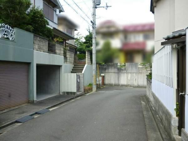 Local photos, including front road. Front road is about 4.7m