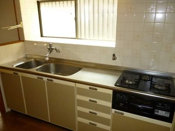 Kitchen. Glass top stove