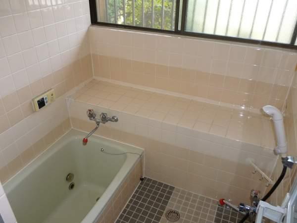 Bathroom. Bathroom with a large bay window