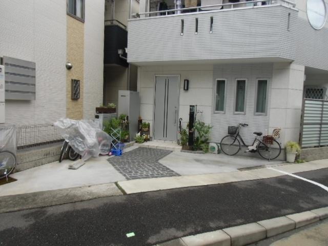 Local appearance photo. Per car parking Allowed!