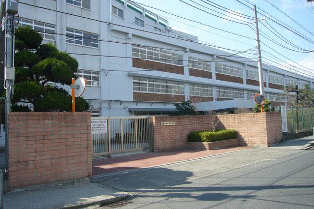 Junior high school. 965m to Takatsuki Tatsudai three junior high school