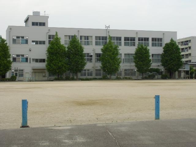 Primary school. 749m to Takatsuki Municipal Tomita Elementary School