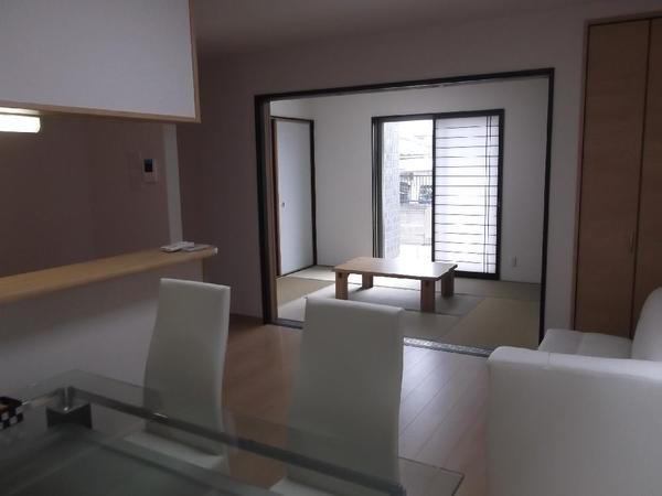 Non-living room. Japanese-style direction from the first floor living room