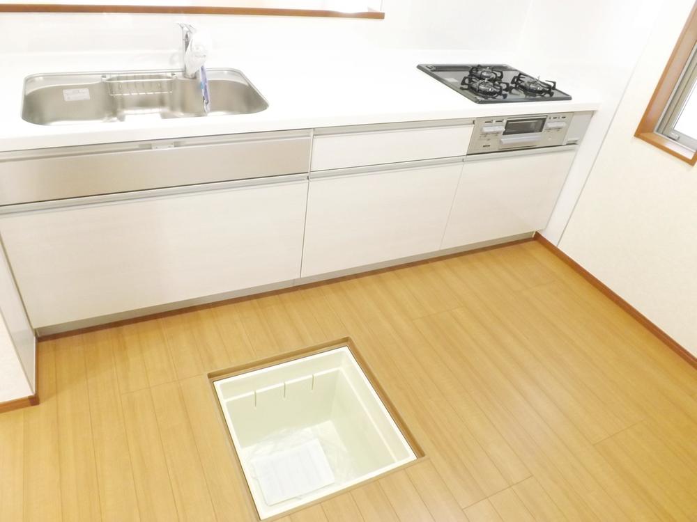 Kitchen. Water purifier built-in faucet Easy-to-use full slide storage