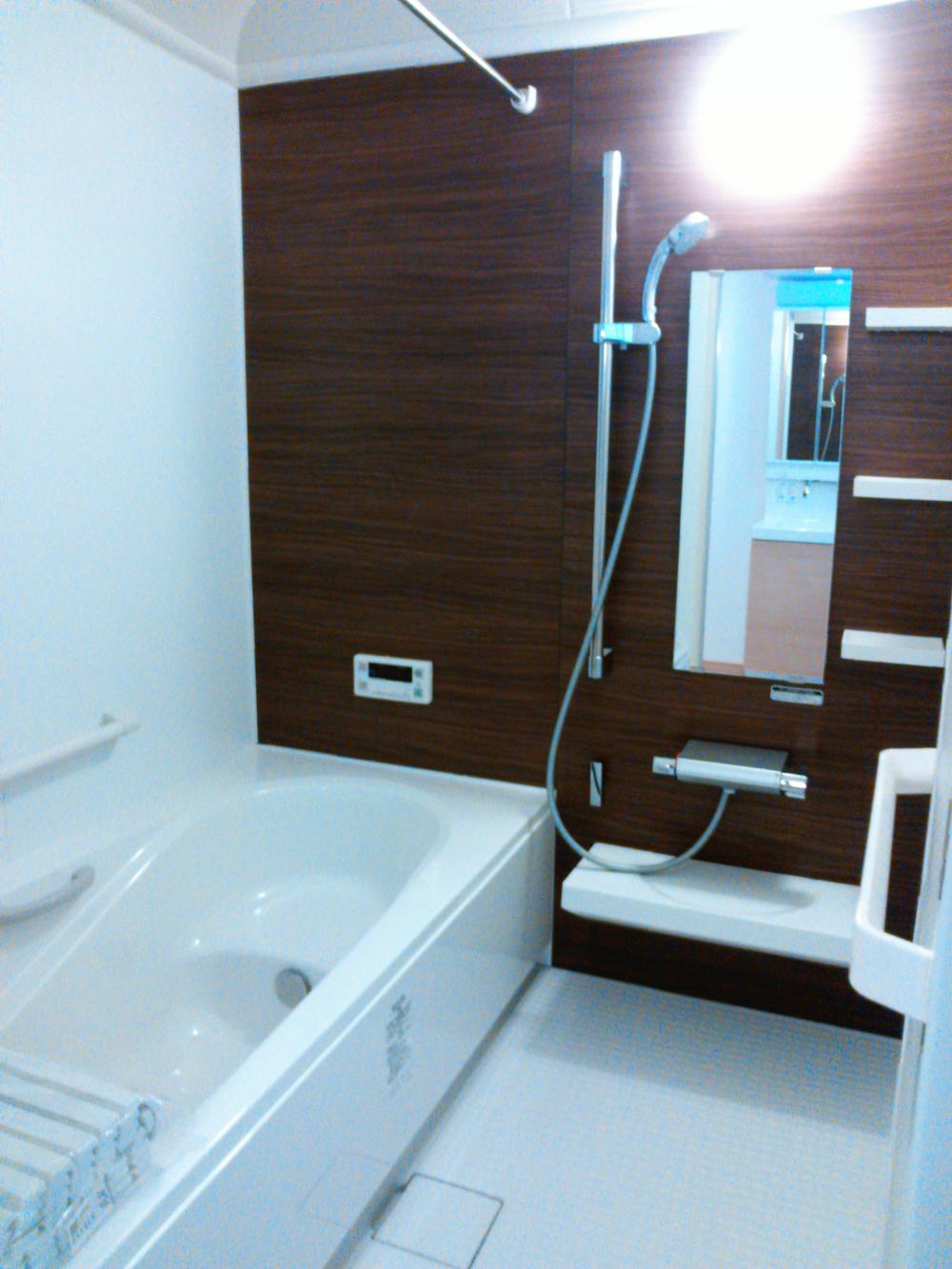 Bathroom. Spacious 1 tsubo bathroom