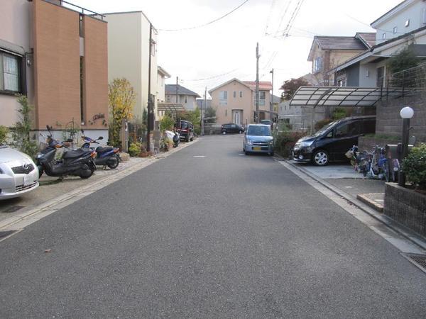 Local photos, including front road. It Seddo southwest direction. Front road is a public road. Width is approximately 6m. Local (12 May 2013) Shooting