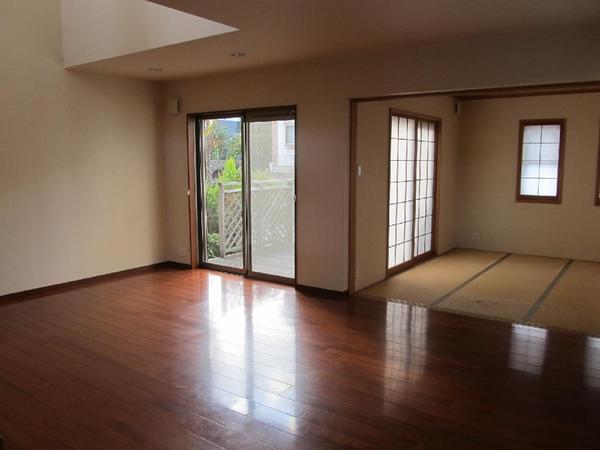 Living. It is a photograph of the LD part. In the living there is a blow-by. Local (12 May 2013) Shooting