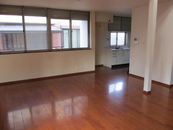 Living. First floor part there is shutter.