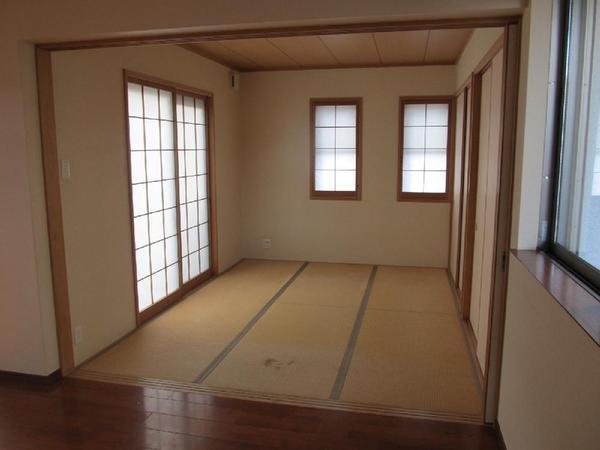 Non-living room. Japanese-style room is a 6-mat.