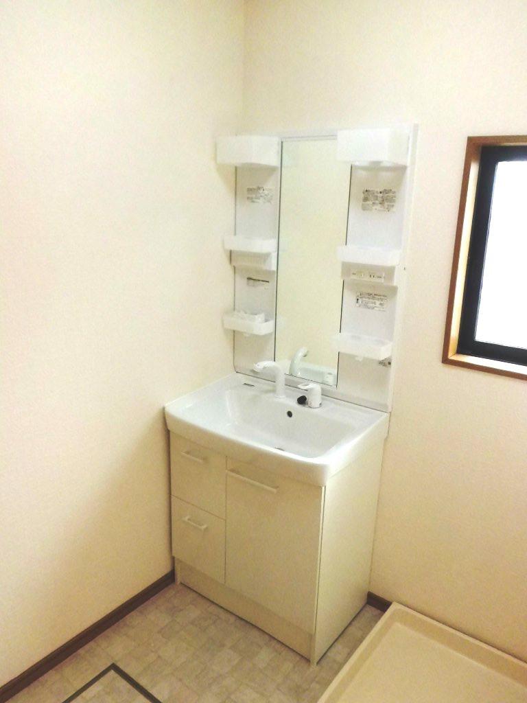 Wash basin, toilet. Indoor (10 May 2013) Shooting