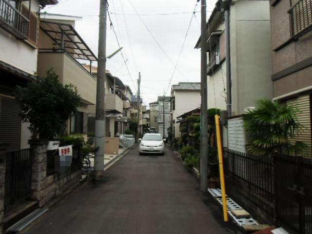 Local photos, including front road. Day is good for the direction south! 