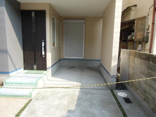 Entrance. Before road about 6.7m! Sunny!