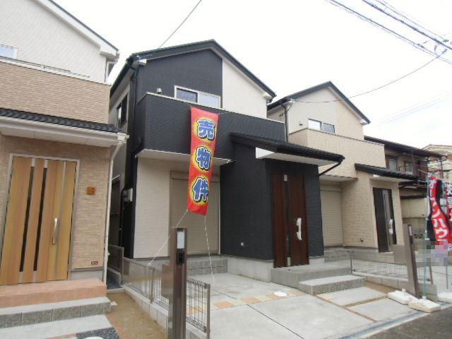 Local photos, including front road. North-South double-sided road!