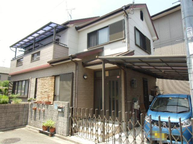 Local appearance photo. Facing south! Day is good!