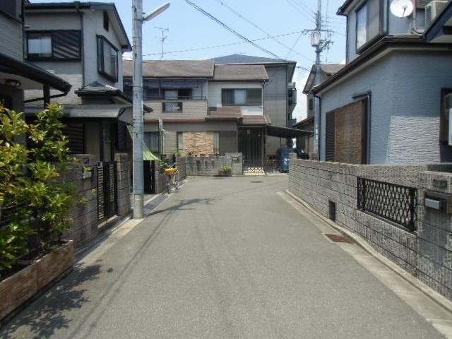 Local photos, including front road. Before road about 4.7m!