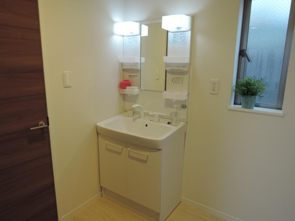 Wash basin, toilet. Indoor (12 May 2013) Shooting